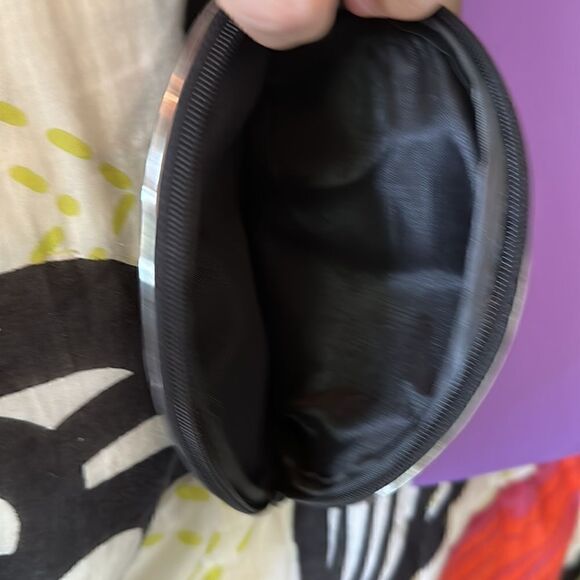 Floral Asian Influenced Silky Floral Cosmetic Bag
Black/ Red/ Blue - Picture 5 of 9